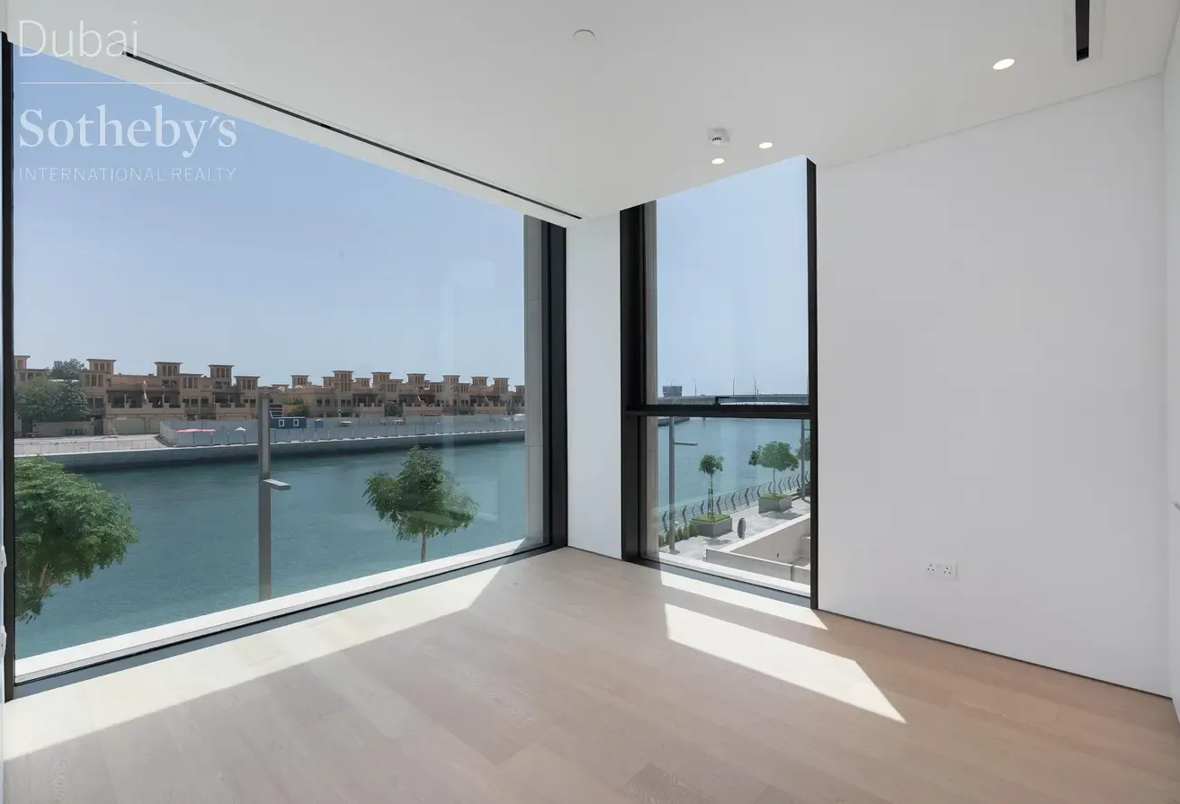 Modern Waterfront Duplex in Jumeirah