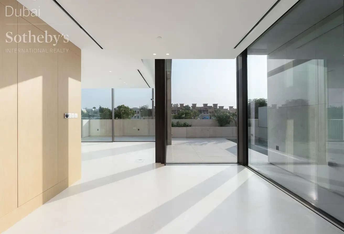 Modern Waterfront Duplex in Jumeirah