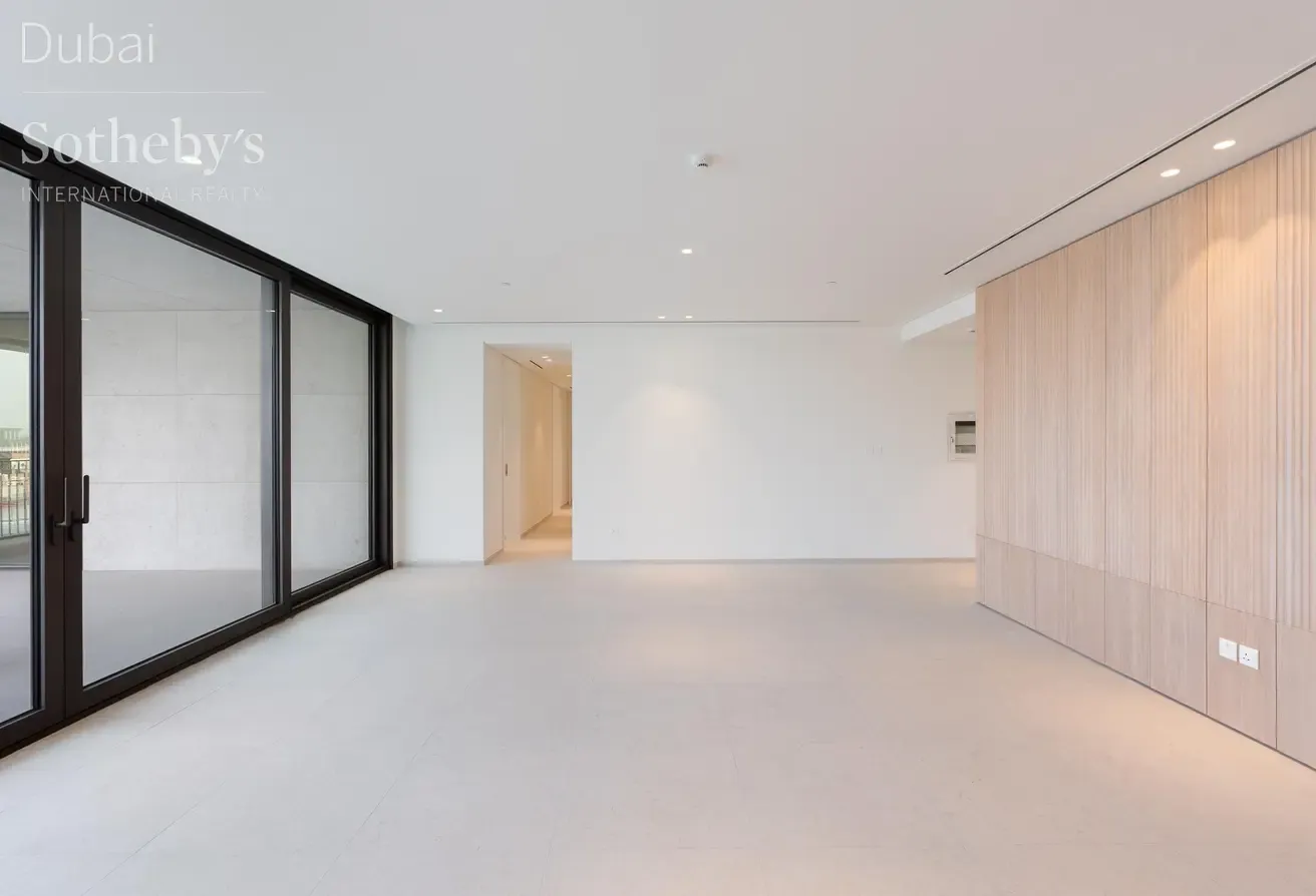 Sleek Jumeirah Apartment in Boutique Development