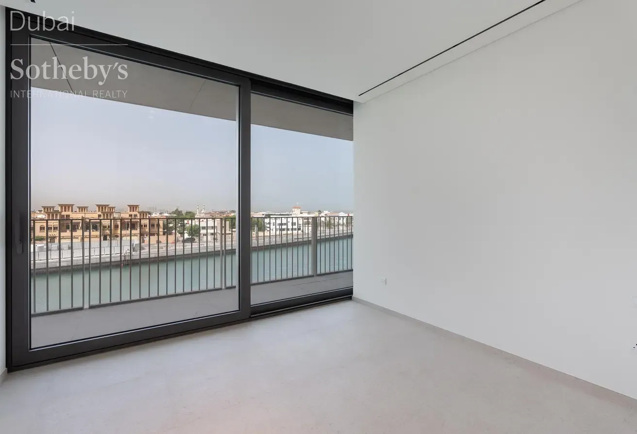 Sleek Jumeirah Apartment in Boutique Development