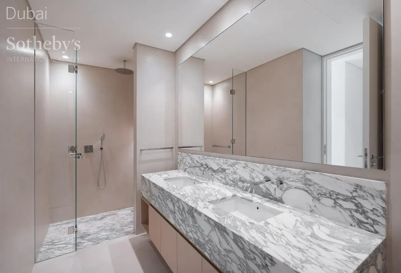 Sleek Jumeirah Apartment in Boutique Development