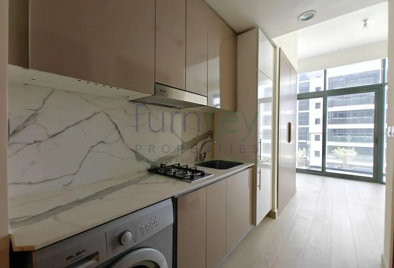Pool View | Bright | Mid Floor | Equipped Kitchen