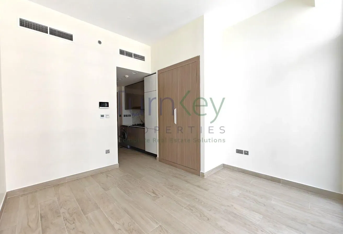 Pool View | Bright | Mid Floor | Equipped Kitchen