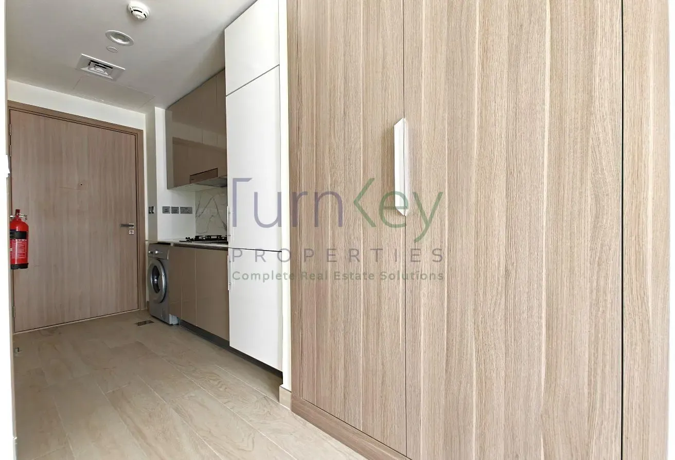 Pool View | Bright | Mid Floor | Equipped Kitchen
