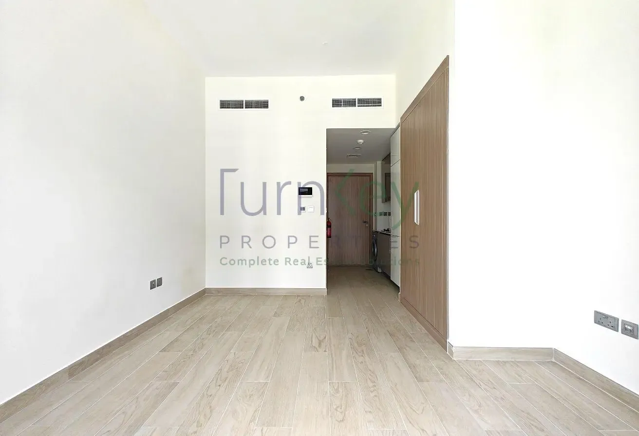 Pool View | Bright | Mid Floor | Equipped Kitchen