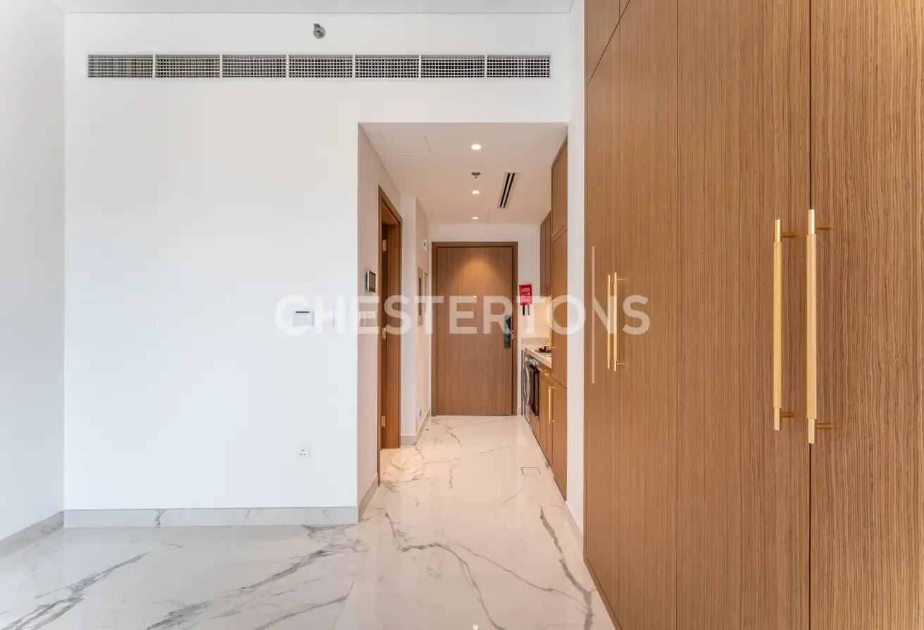 Vacant I Prime Location I Exclusive