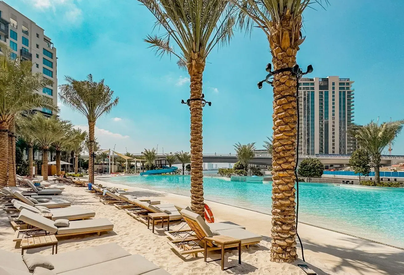 Bright corner 2BR Apartment Beach and Pool access