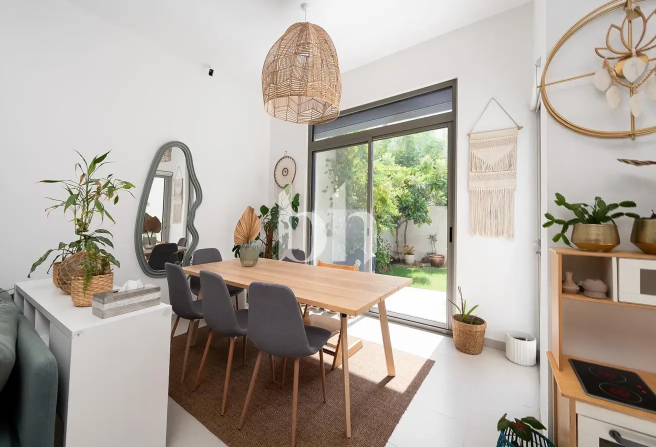 UPGRADED | LANDSCAPED GARDEN | GREAT LOCATION