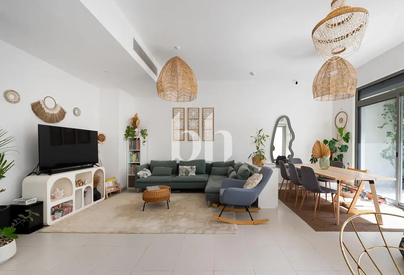 UPGRADED | LANDSCAPED GARDEN | GREAT LOCATION