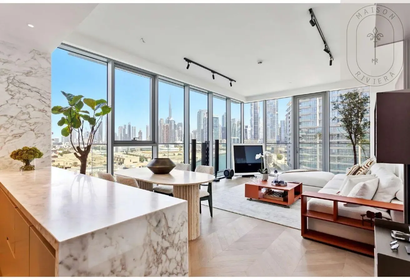 Luxury 2BR corner unit with Skyline & Canal views