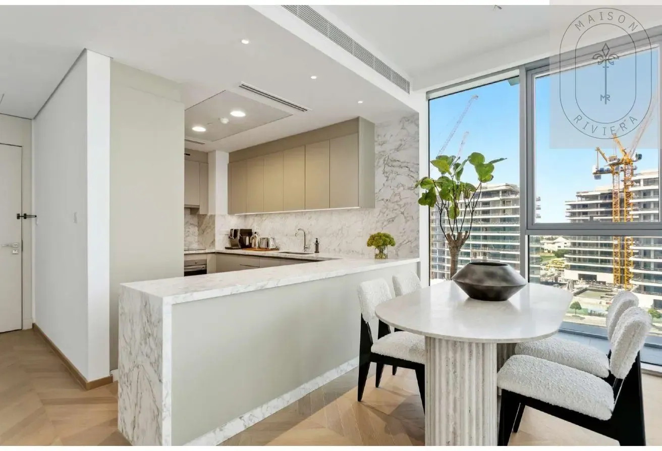 Luxury 2BR corner unit with Skyline & Canal views