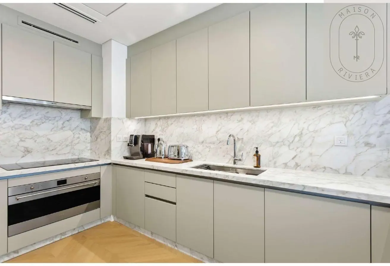 Luxury 2BR corner unit with Skyline & Canal views
