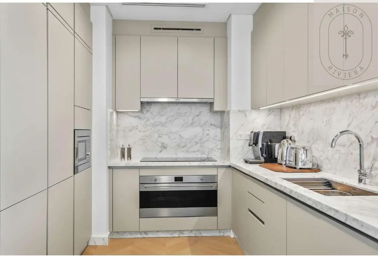 Luxury 2BR corner unit with Skyline & Canal views