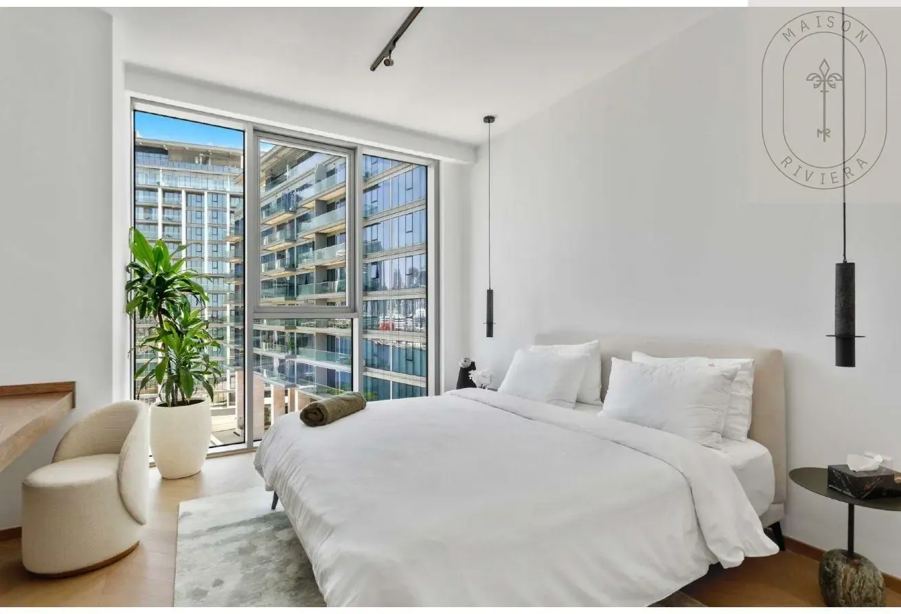 Luxury 2BR corner unit with Skyline & Canal views