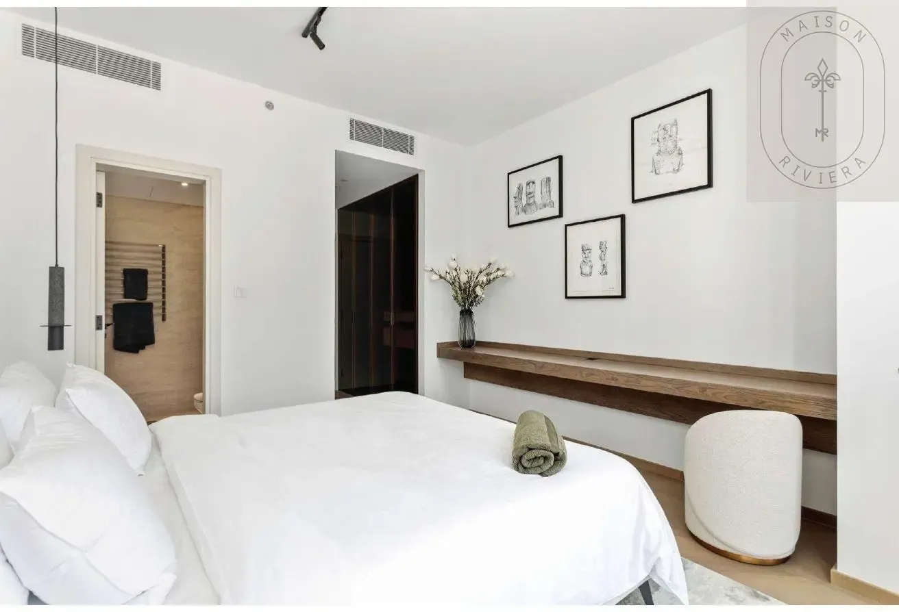 Luxury 2BR corner unit with Skyline & Canal views