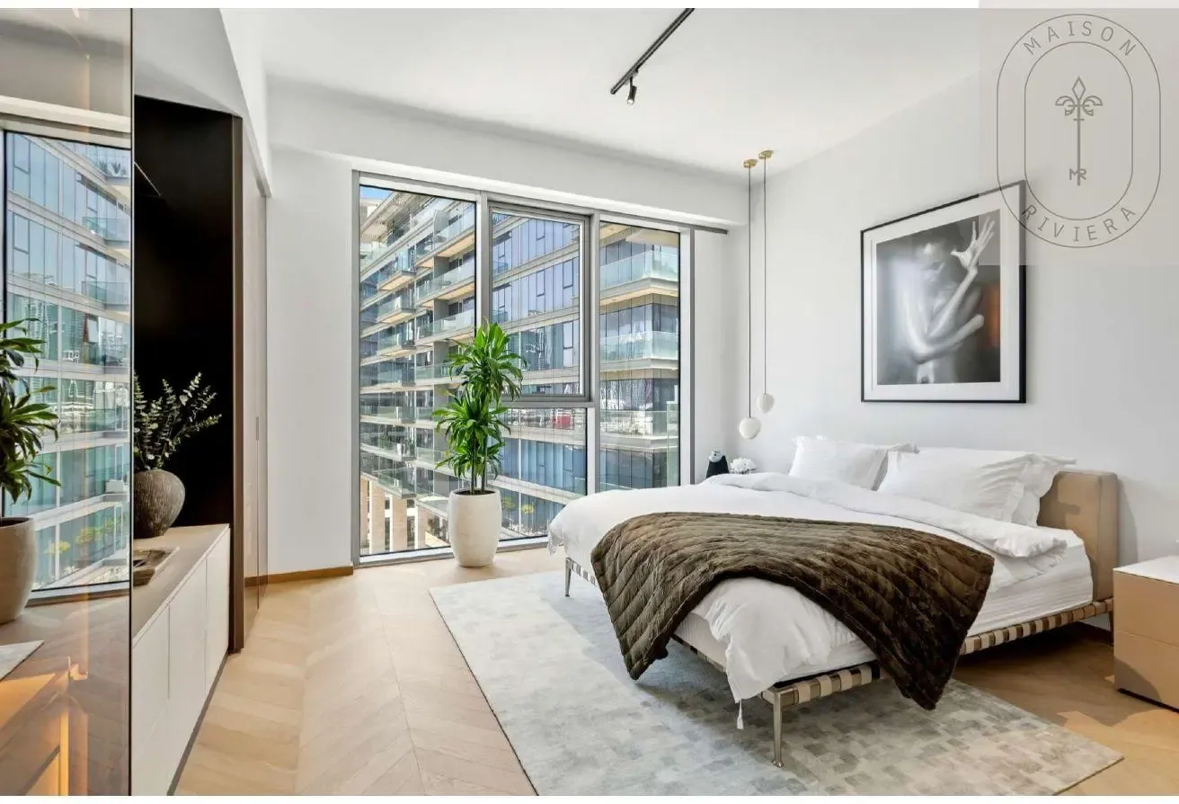 Luxury 2BR corner unit with Skyline & Canal views