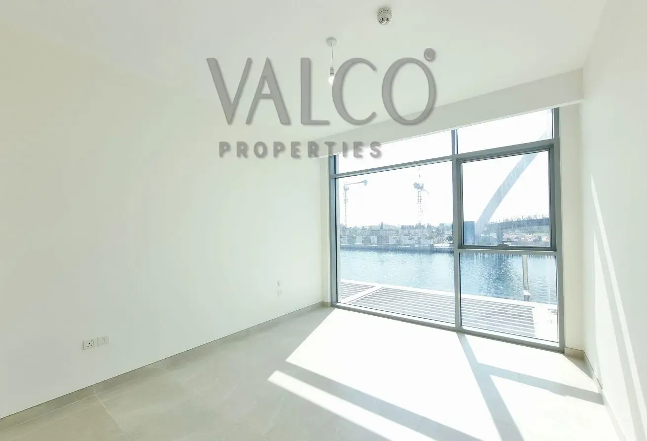 Bright & Spacious | Canal Facing | Great Location