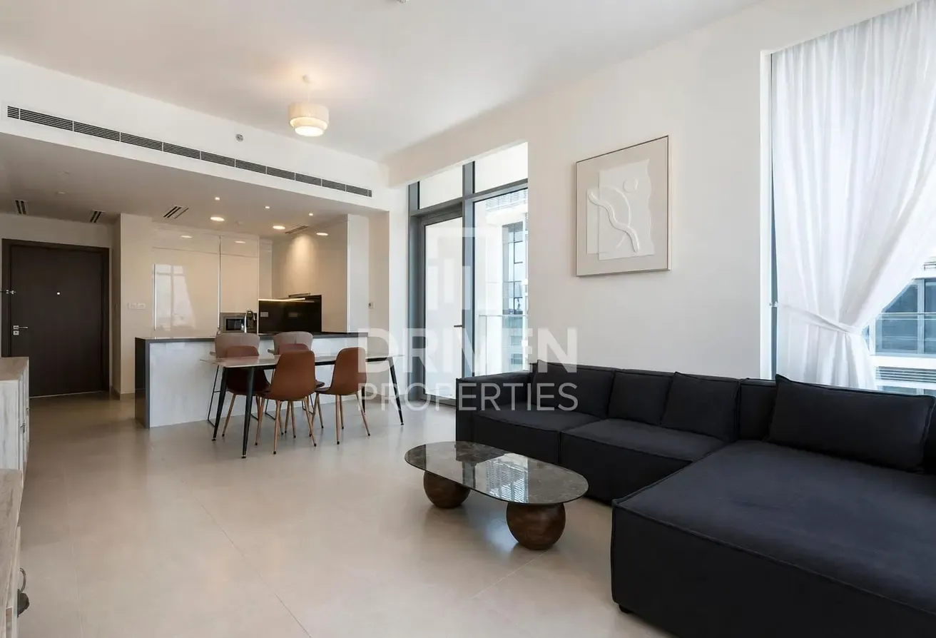 Canal and Skyline Views | Best Location | Spacious