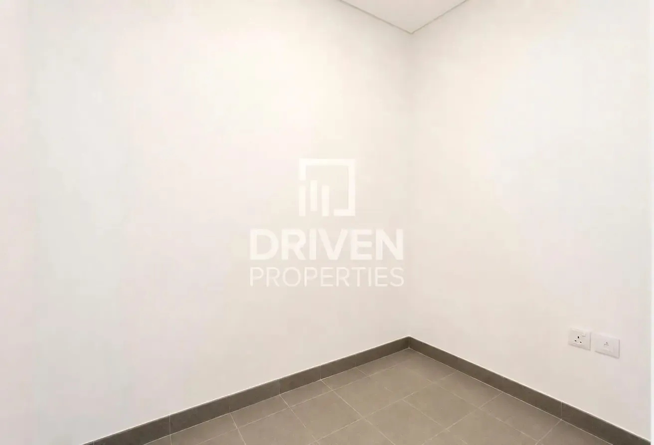 Canal and Skyline Views | Best Location | Spacious