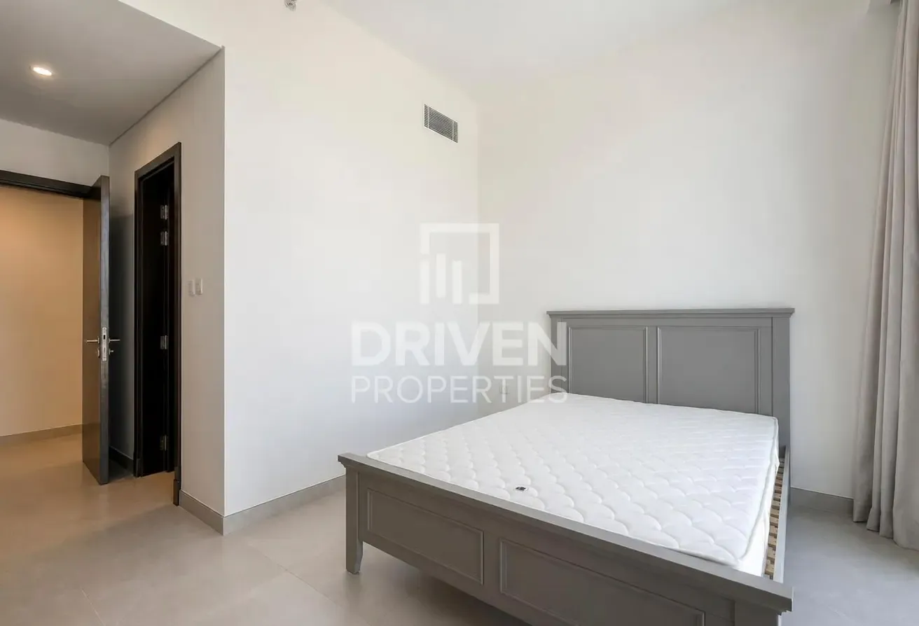 Canal and Skyline Views | Best Location | Spacious