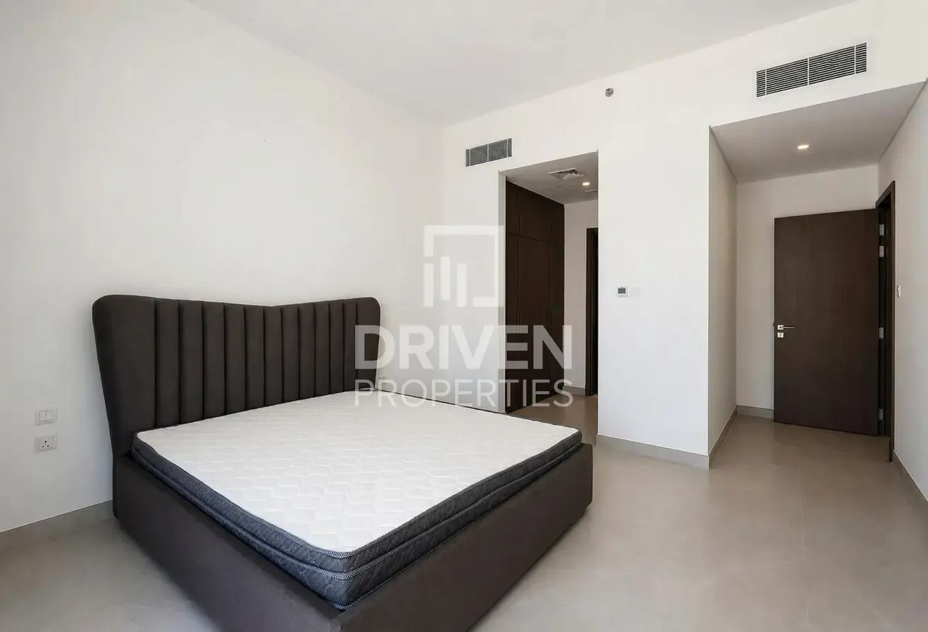 Canal and Skyline Views | Best Location | Spacious