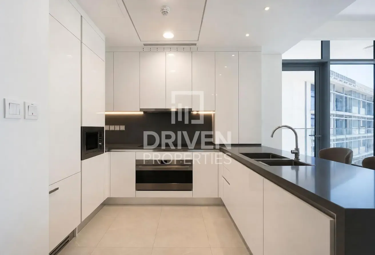 Canal and Skyline Views | Best Location | Spacious