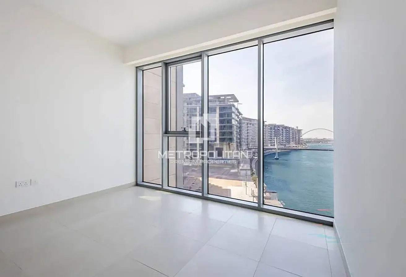 Burj Canal View | Corner Unit | Maids Room
