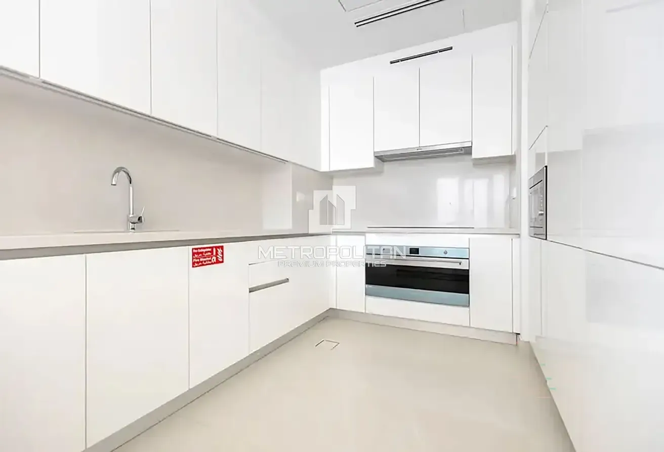 Burj Canal View | Corner Unit | Maids Room
