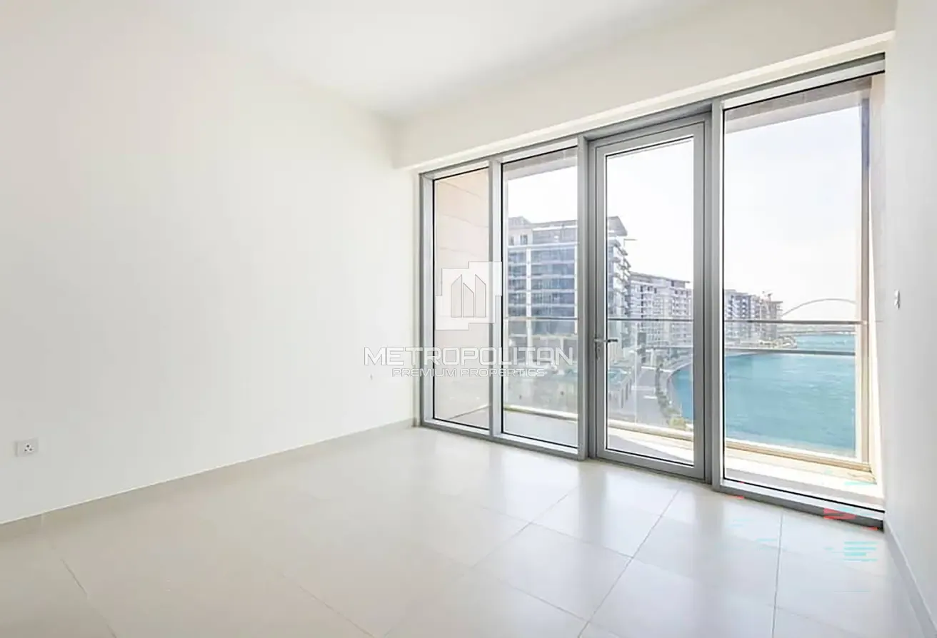 Burj Canal View | Corner Unit | Maids Room
