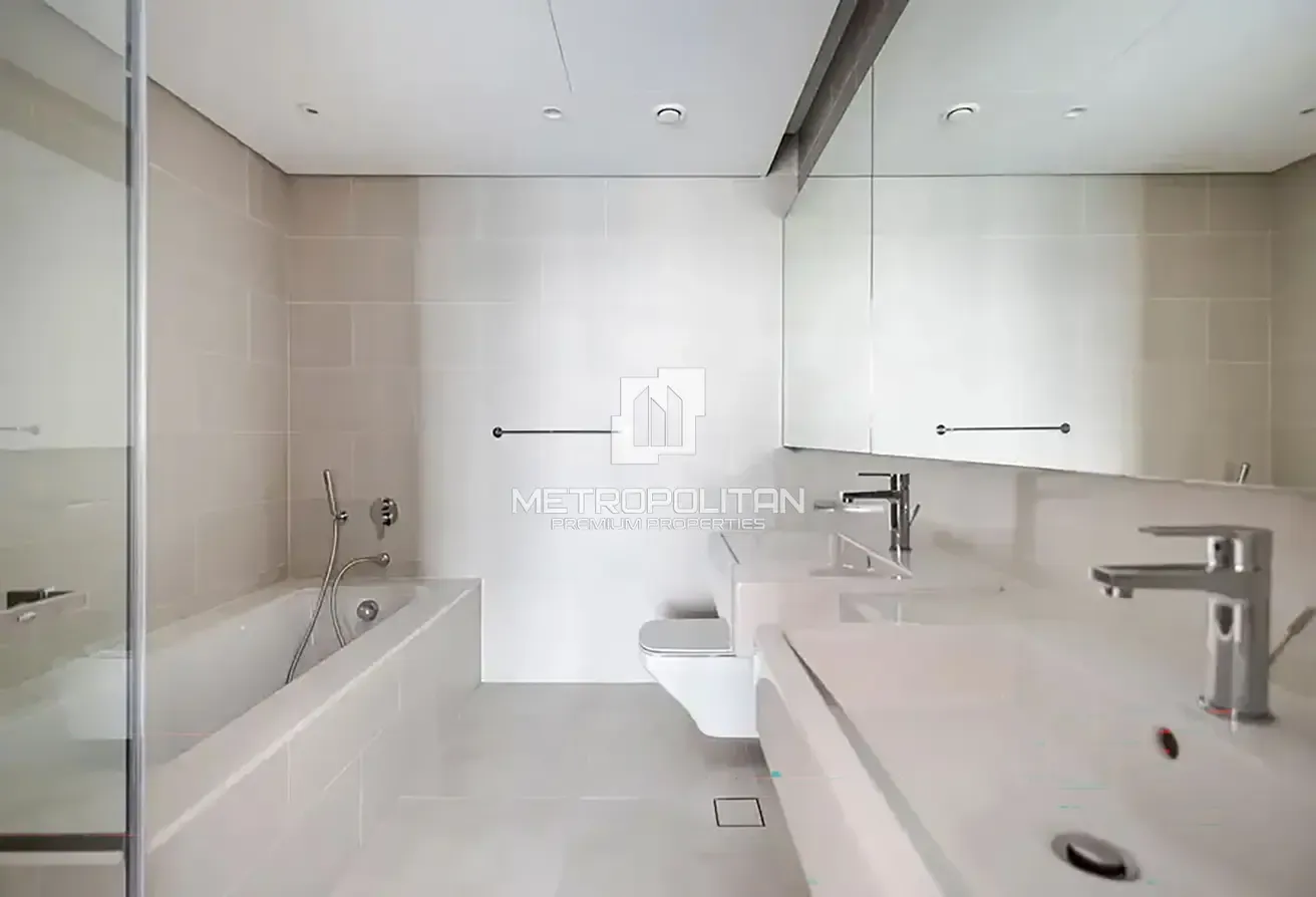 Burj Canal View | Corner Unit | Maids Room