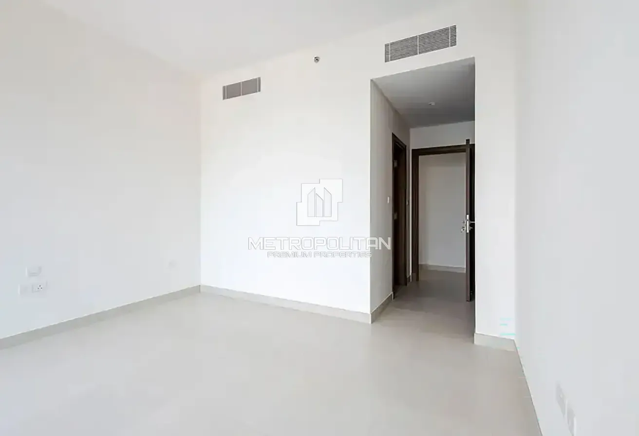 Burj Canal View | Corner Unit | Maids Room