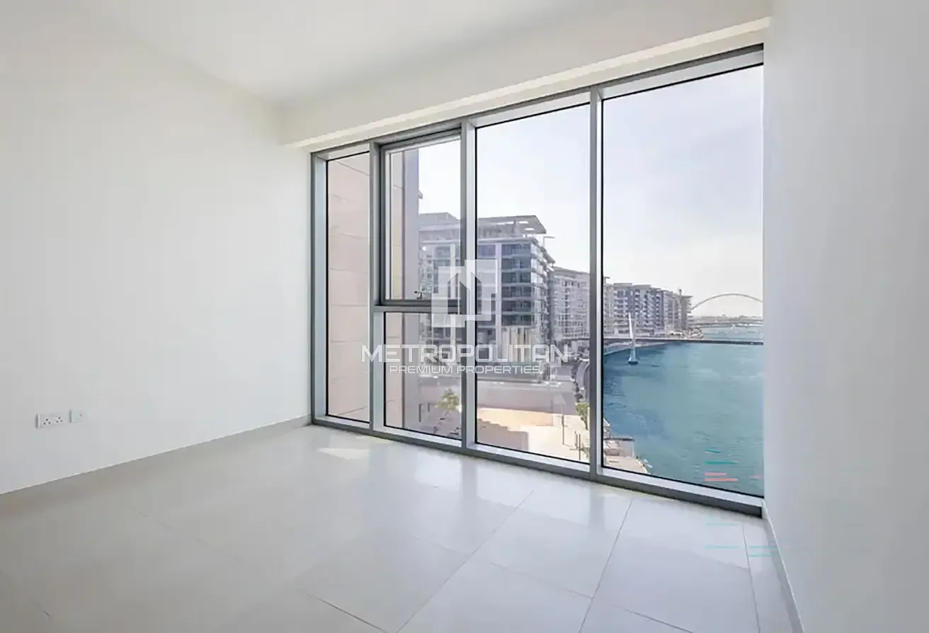 Burj Canal View | Corner Unit | Maids Room