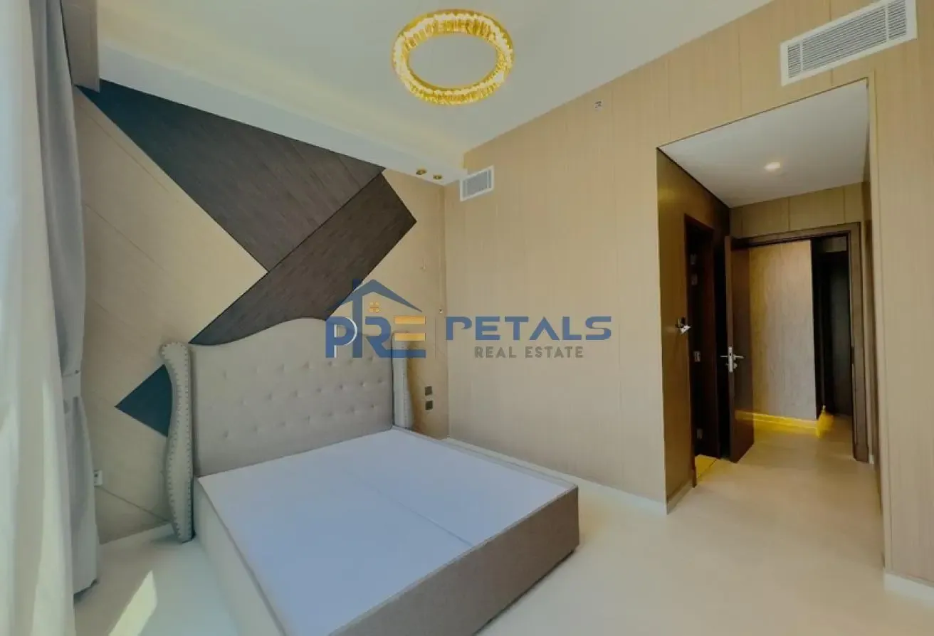 Elegant 2 BR +M  Fully Furnished Vacant