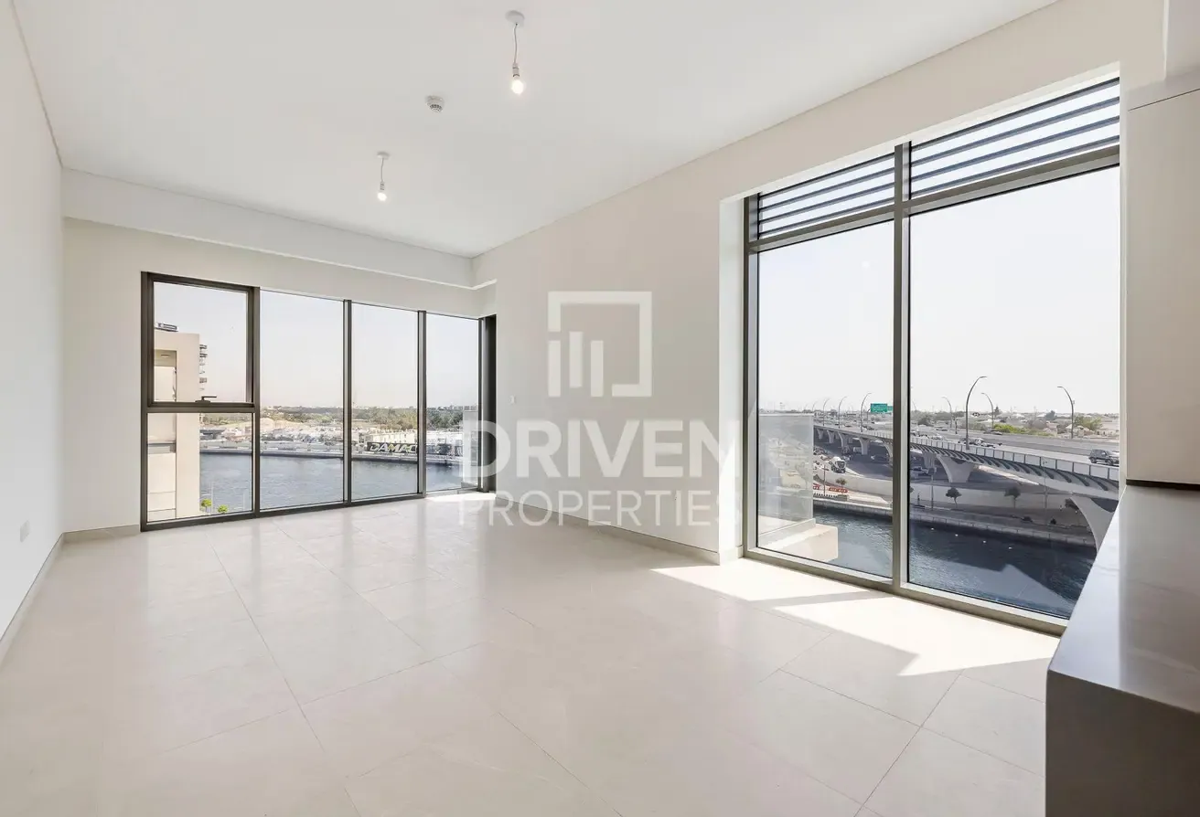 High Floor and Vacant Apt with Canal View