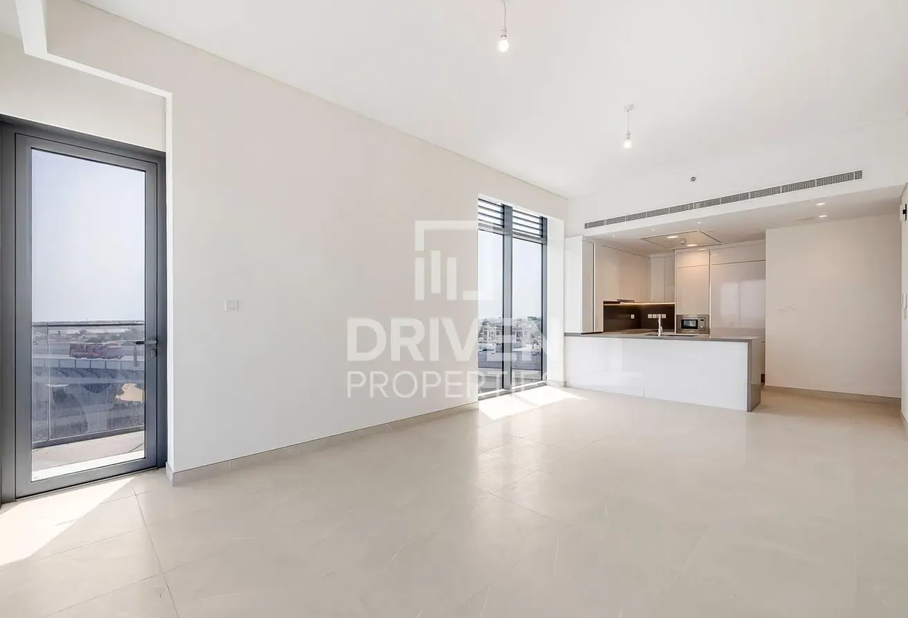 High Floor and Vacant Apt with Canal View