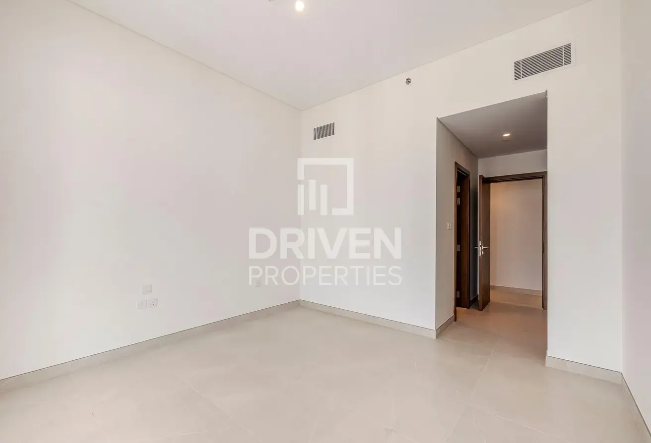 High Floor and Vacant Apt with Canal View