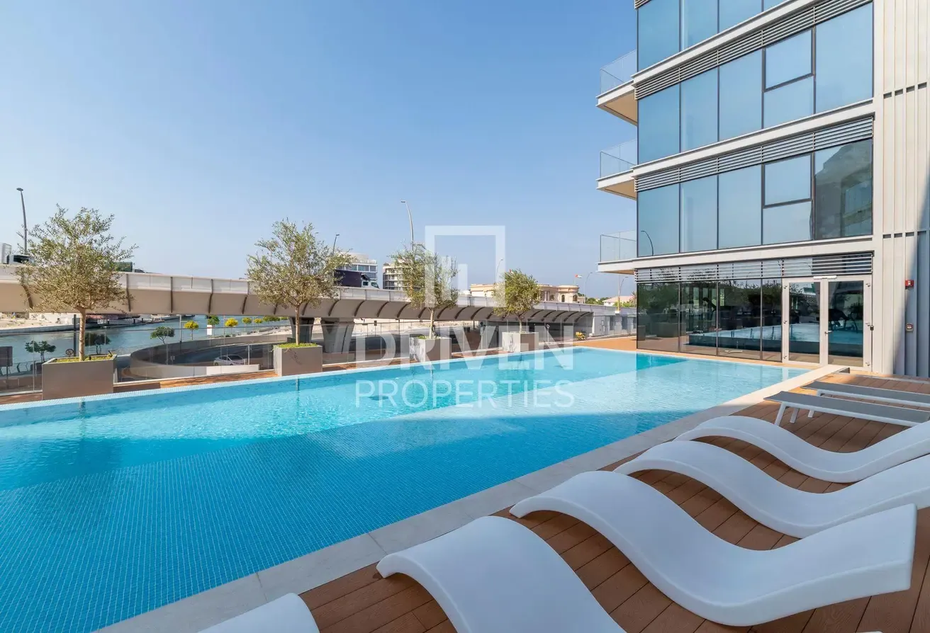 High Floor and Vacant Apt with Canal View