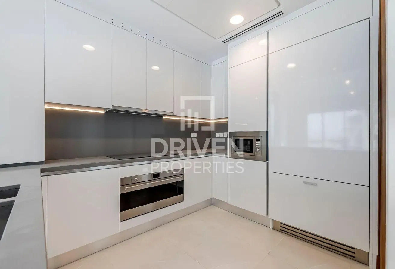 High Floor and Vacant Apt with Canal View