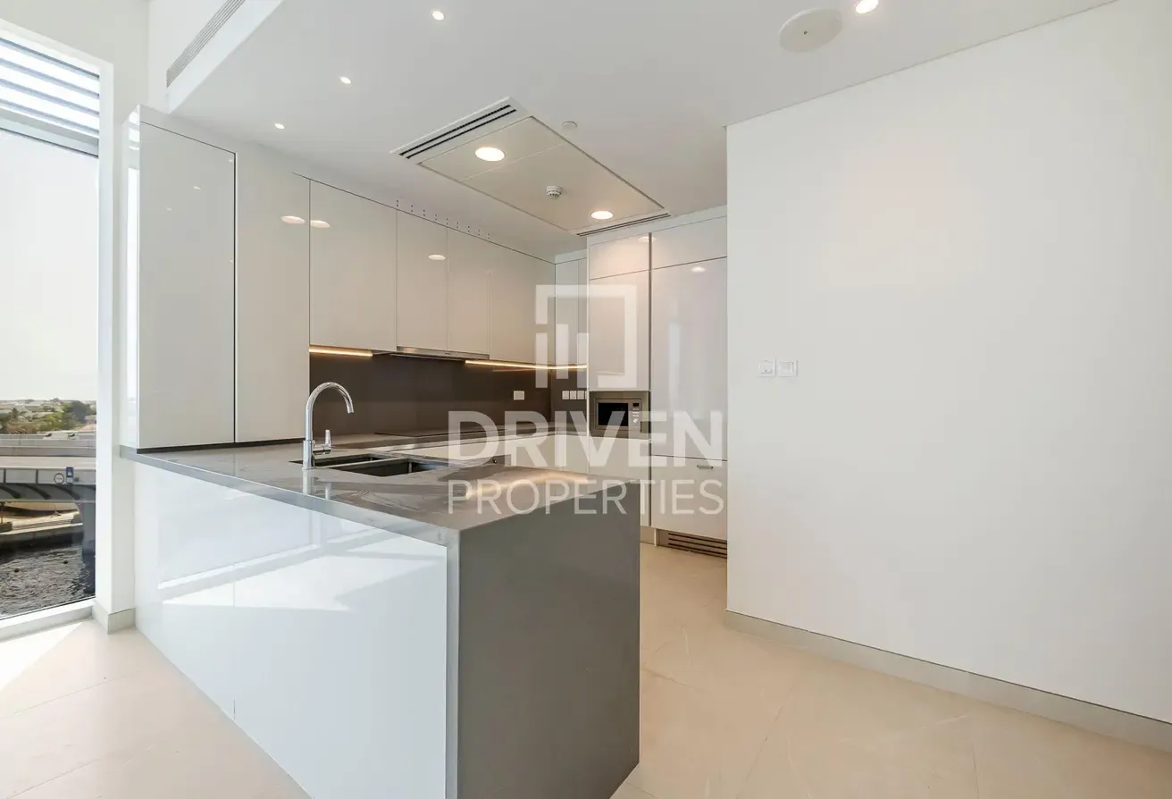 High Floor and Vacant Apt with Canal View