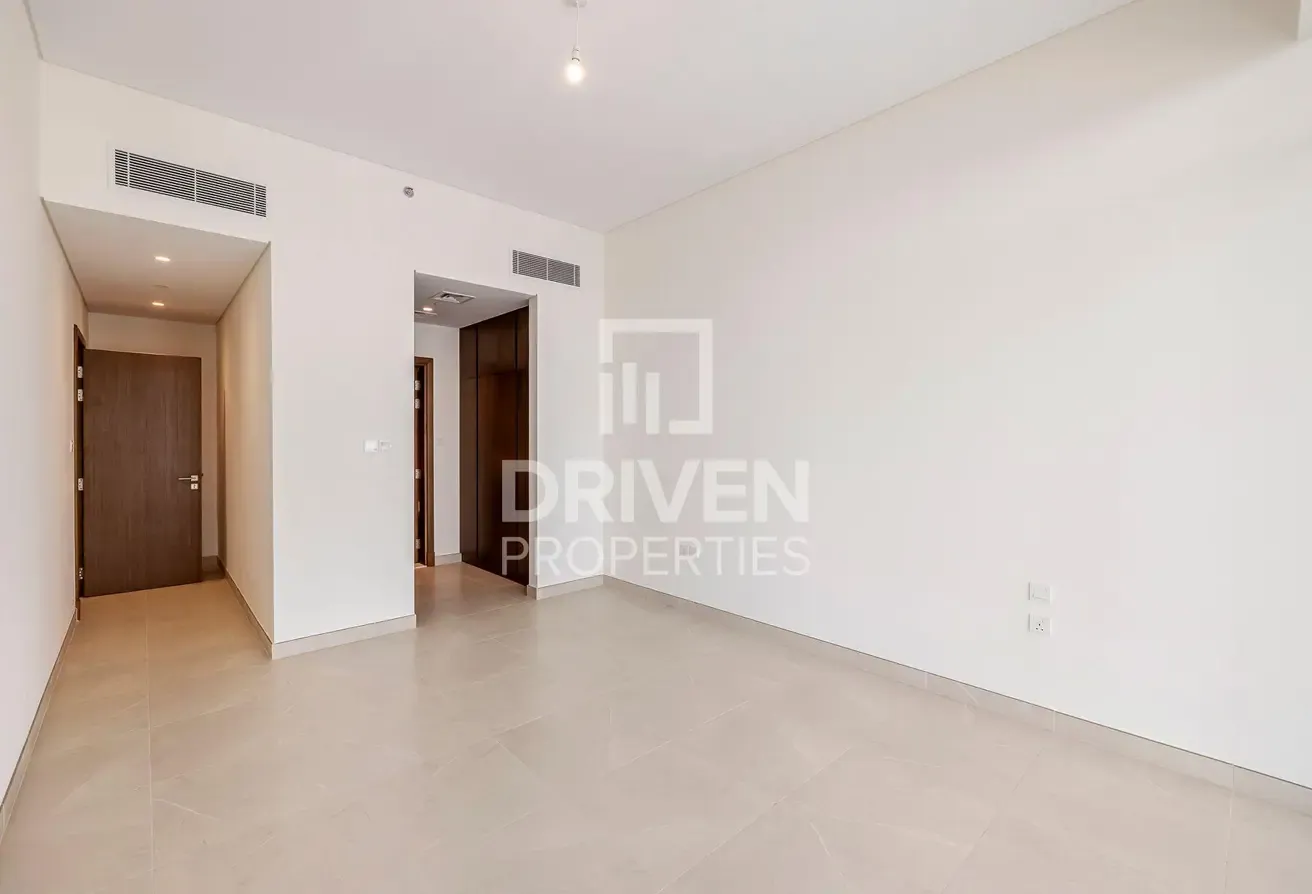 High Floor and Vacant Apt with Canal View