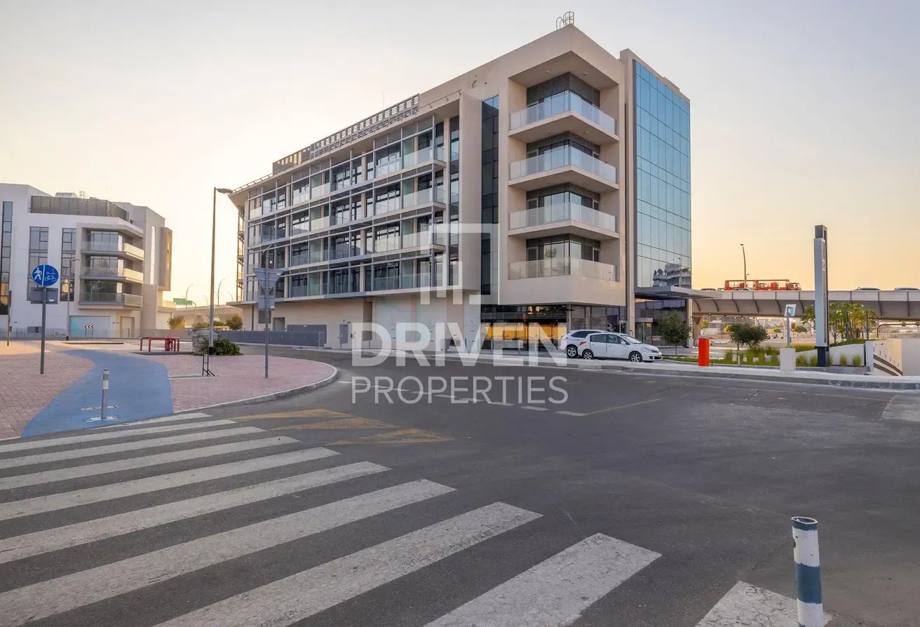 High Floor and Vacant Apt with Canal View