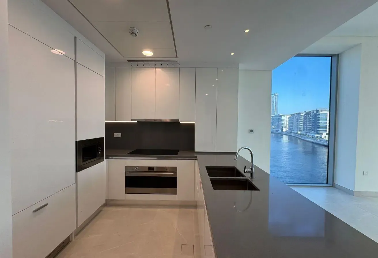 TOP FLOOR | FULL CANAL VIEW | CORNER