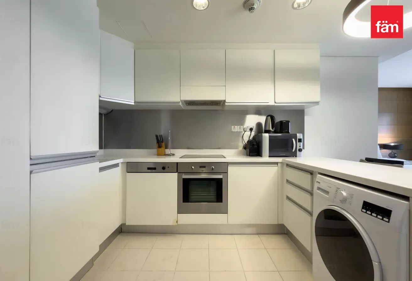 Spacious APT, Burj Khalifa View, Near Metro!