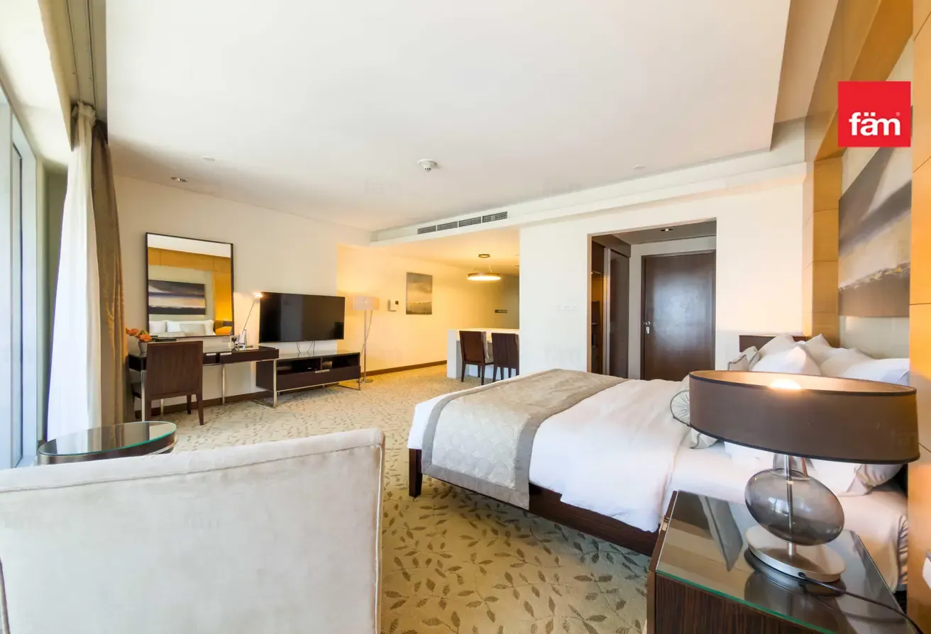 Spacious APT, Burj Khalifa View, Near Metro!