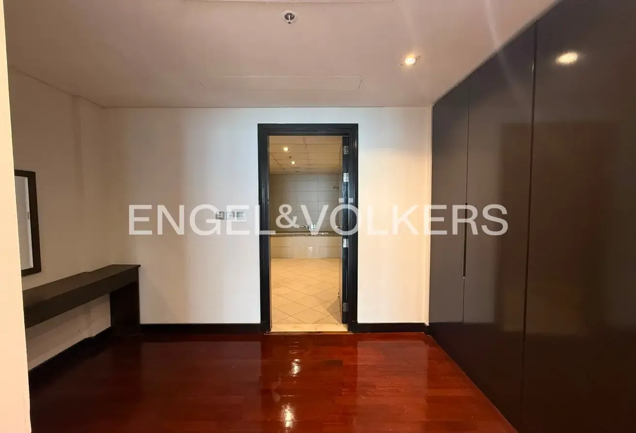 Exclusive I Sea View I Unfurnished