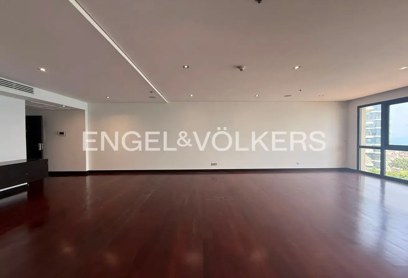 Exclusive I Sea View I Unfurnished