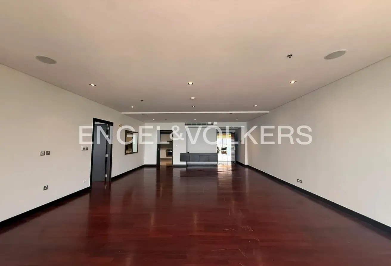 Exclusive I Sea View I Unfurnished