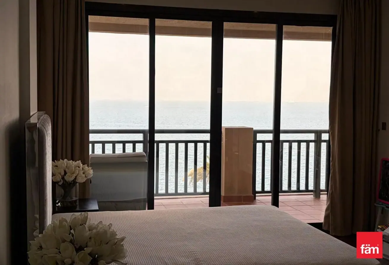 FULLY FURNISHED / RENOVATED / SEA VIEW / VACANT