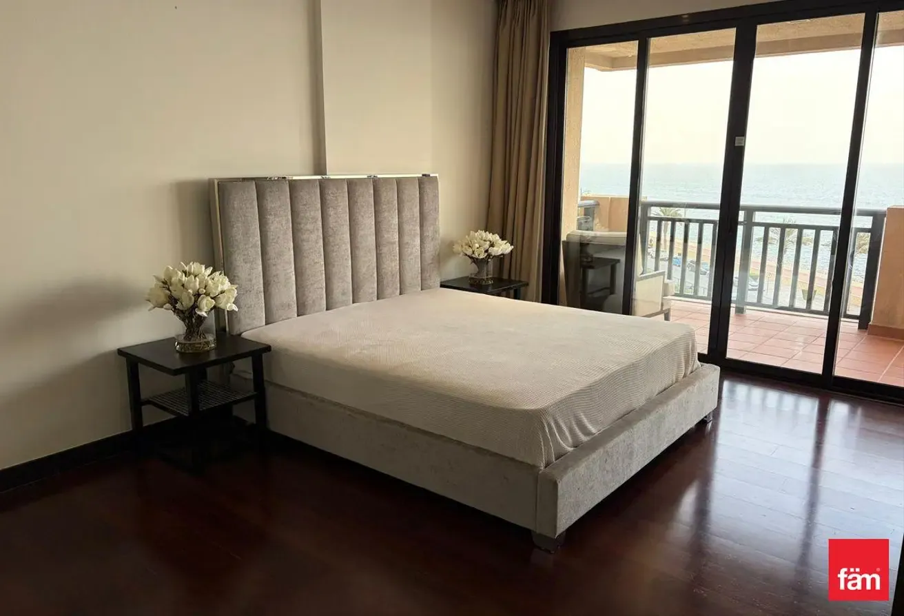 FULLY FURNISHED / RENOVATED / SEA VIEW / VACANT