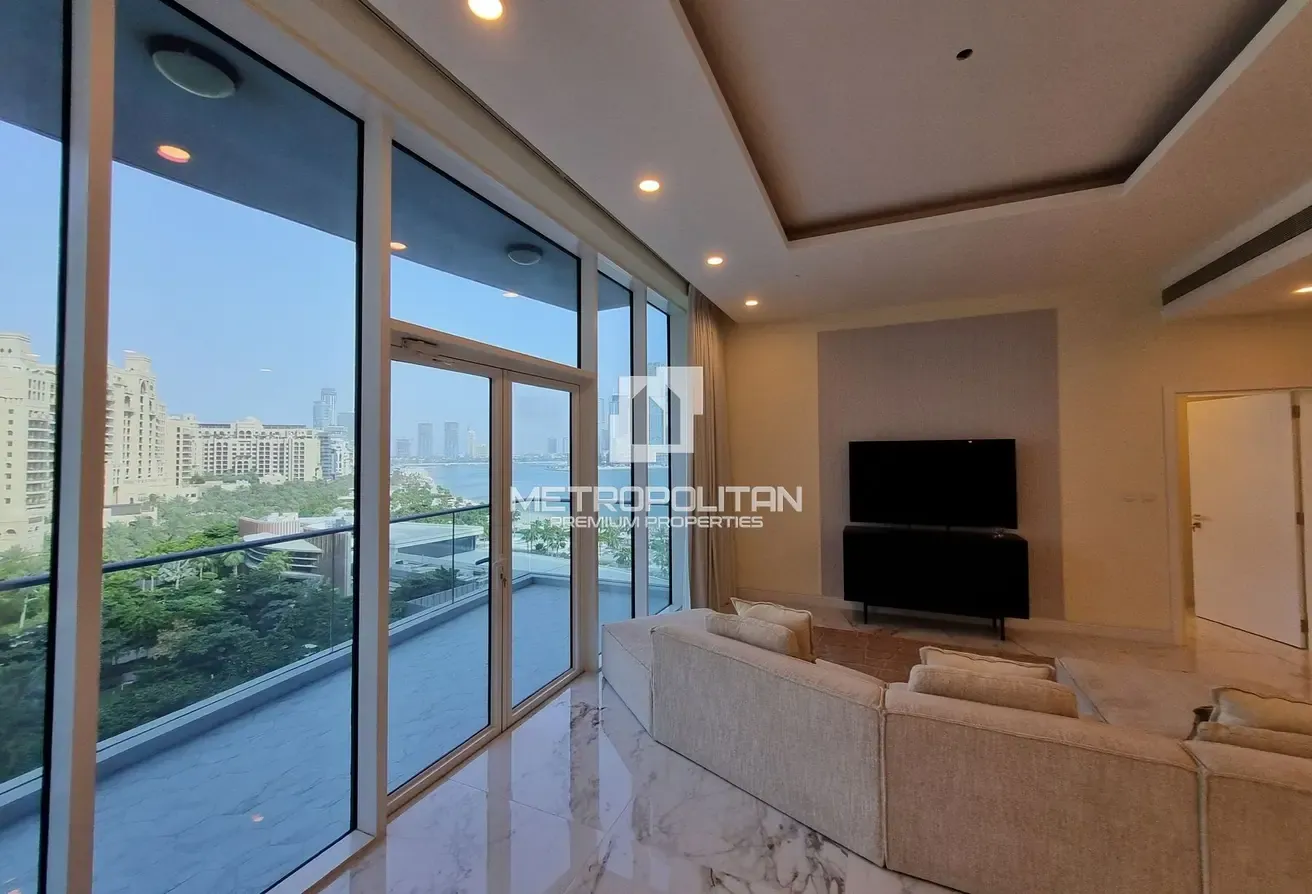Spacious| Upgraded| Study| Beach Access | Sea View